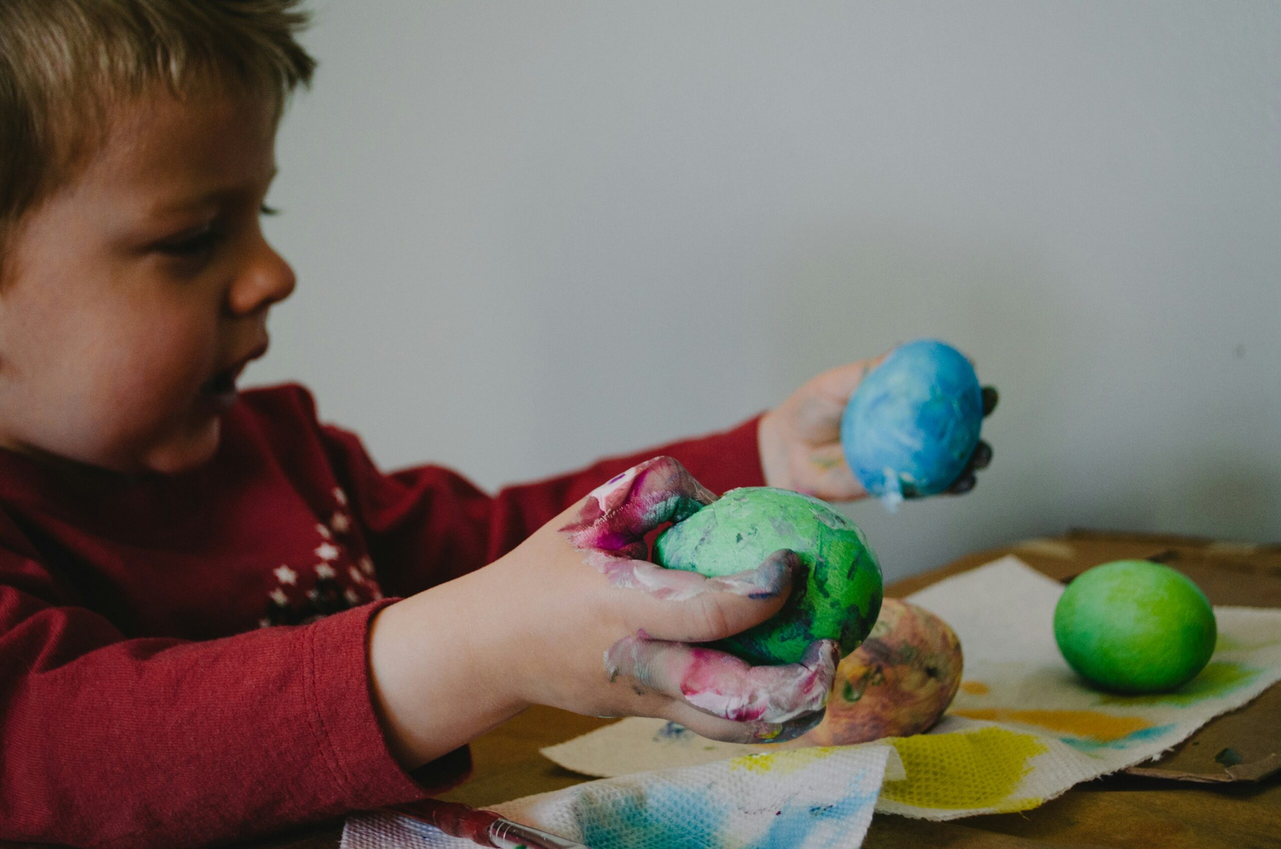 Messy play: γιατί το αισθητηριακό παιχνίδι είναι σημαντικό για την ανάπτυξη του παιδιού